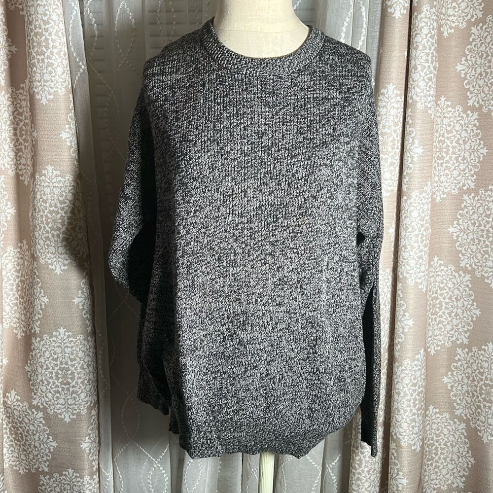 Evelyn & Arthur black and white cotton Sweater size large🌸